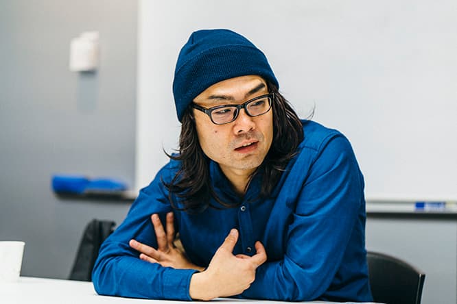石川県金沢出身。金沢学院大学卒業後、ジャズやブラックミュージックに傾倒し音楽活動を開始。山下達郎の歌唱法へ愛とオマージュを込めた唱法で、ヒット曲をカバーし、動画サイトで話題となり、テレビなどのメディア露出も増える。インディでの活動を経て、昨年11月に美空ひばりの「リンゴ追分」（配信限定）のカバーでメジャーデビュー。そして、今年2月にはアルバム『POSEIDON TIME』を発表。