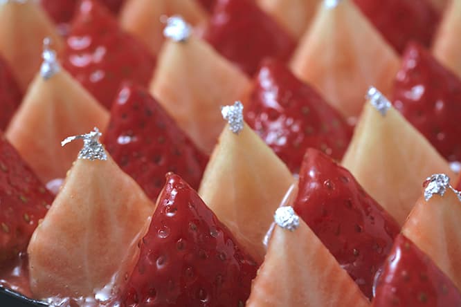 季節のタルトケーキ《フルール・ド・エテ（桜コレクション: いちご）》15,000円。