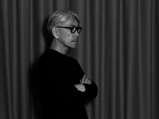 作曲：坂本龍一「主題歌のオファーを受けて『これはやらねば』と思いました。もちろん、原作が『きょうの猫村さん』だということも大きいですが、松重豊さんが演じると聞いて、この奇抜な企画は、参加するみなが真剣に悪ノリをすることに意義があるんだと思いました。本来、僕は歌の曲を作るのは苦手なんですが、今回は自分で下手なりに歌いながら、試行錯誤して作りました。覚えやすく、ドラマを見た人も口ずさめるようにと意識しましたが、でも単にホンワカしたものではなく、ひねりもほしい。歌の途中で、Queenのように唐突な転調をして、すぐに何事もなかったのようにパッと戻る。どこか唐突に変なことをしてしまう猫村さんのようじゃないかな。松重さんの歌は初挑戦だと聞いていましたが、深く低い声で音程もしっかりとしていて、とても上手だと思いました。仕上がりも楽曲のイメージにぴったりでした」Photo by zakkubalan ©2017 Kab Inc.