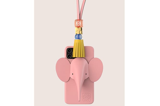 カラフルなゾウがかわいい！ 〈ロエベ〉のスマホカバー登場。