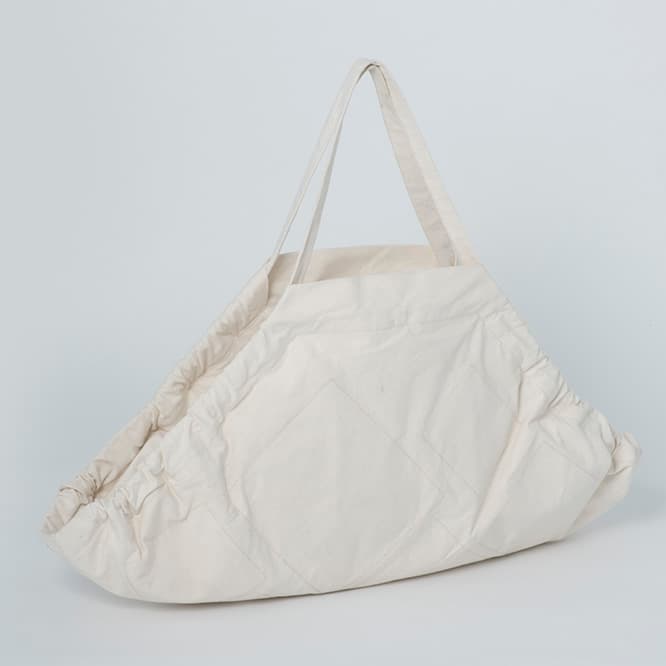 正方形を折りたたんだ形の《THE PLUMBER BAG》53,000円。