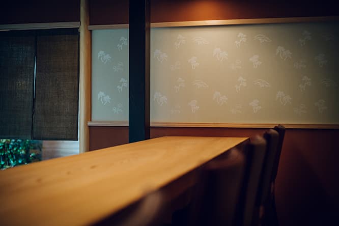カウンターの奥には〈唐長〉の壁紙が。全12席。