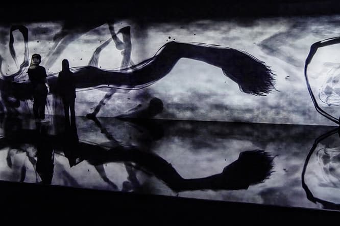 teamLab, Reversible Rotation - Black in White, 2018, Digital Installation, Sound: Hideaki Takahashi (c) teamLab