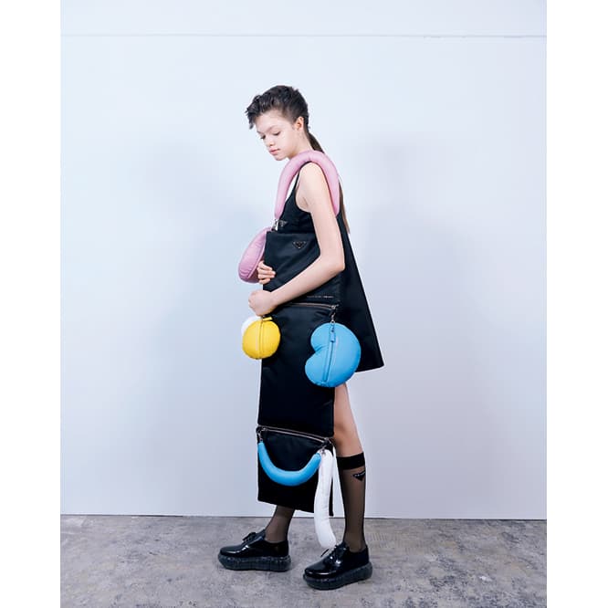 ドレス140,000円、バッグ《daln》263,000円、ソックス18,000円、シューズ99,000円※すべて予定価格（プラダ／プラダ クライアントサービス TEL 0120 45 1913）。