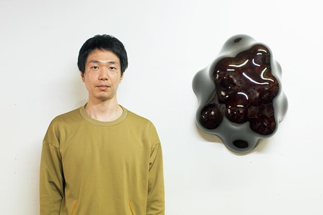石塚源太　1982年生まれ。漆の質感や触感性を意識した作品制作を行う美術家。主な展覧会に『第４回 金沢・世界工芸トリエンナーレ 越境する工芸』金沢21世紀美術館2019年など。https://gentaishizuka.com　photo_Kunihiro Fukumori