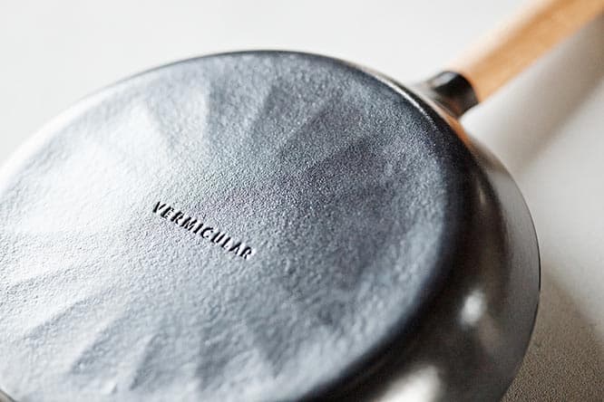 鋳物ホーローの限界に挑んだ、約1.5mmの薄さ（最薄部）。焦げつきにくさと耐久性を両立している。洗剤使用もOK。