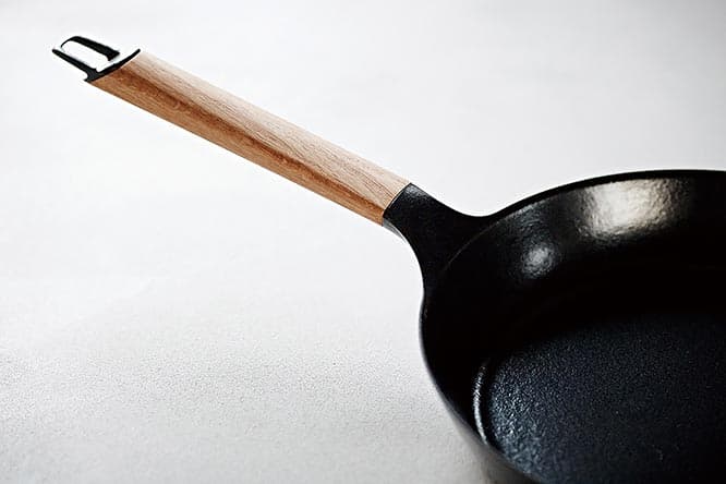 持ちやすさを追求した、職人による削り出しのウッドハンドル。