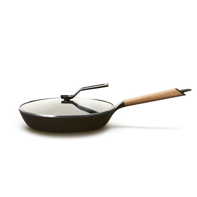 別売りの専用リッド26cm・3,700円／24cm・3,500円。持ち手は鋳物ホーロー製で、自立する仕様。