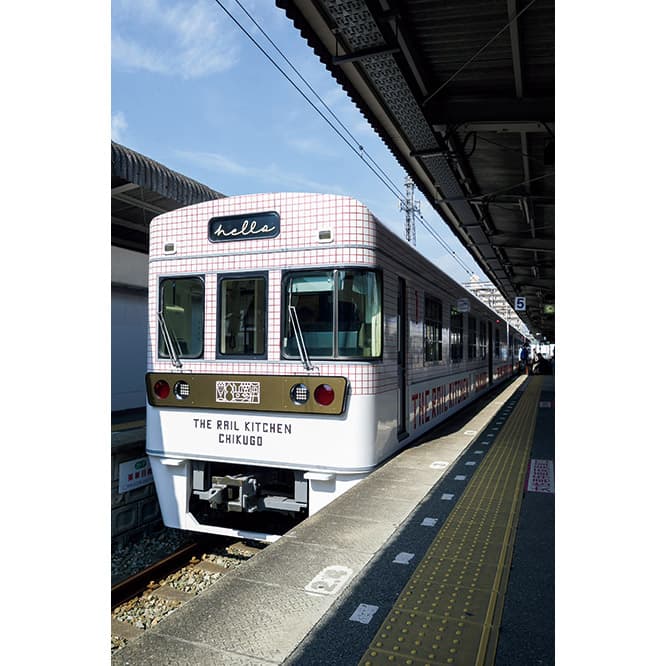 テーブルクロスをイメージした外装。2時間30分ほどの行程でランチ・ディナーともに1人8,000円（運賃・コースの食事代・サービス料含む）。