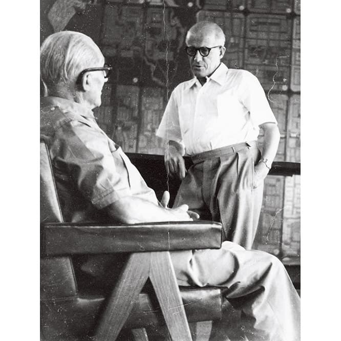 私がジャンヌレです。 写真の手前に座っているのは従兄弟のル・コルビュジエ。　photo_Jeet Malhotra ©Fondation Le Corbusier