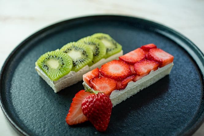 イチゴサンドのクリームには柚子の皮を、キウイサンドのクリームにはタイムやライム、アロエなどをプラス。