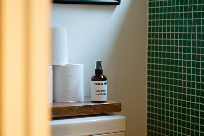どちらの香りも120ml （2,600円）。お部屋や入浴前の空間噴射のほか、玄関やトイレの消臭にも。写真は「ルームスプレー フォレストシダー」。