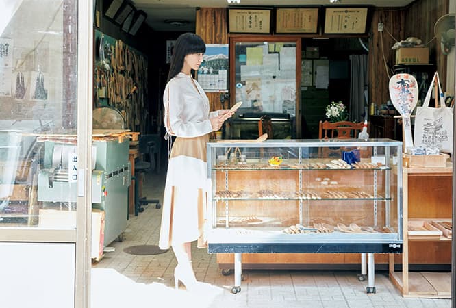 嚴島神社近くの路地にある〈宮島工芸製作所〉は明治23年創業の木工房。昭和初期から杓子をつくり続けている。工房入口では20種類ほどの杓子を販売。「地元広島の木を中心に使っているんですって」と、かしゆか店主。