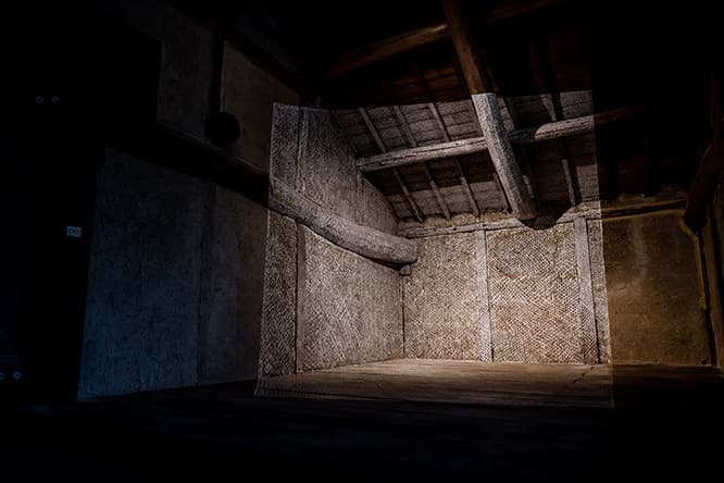 屋根裏に上るとチョークで描いた作品が。こちらも全国から集まったボランティアとの協働によるもの。