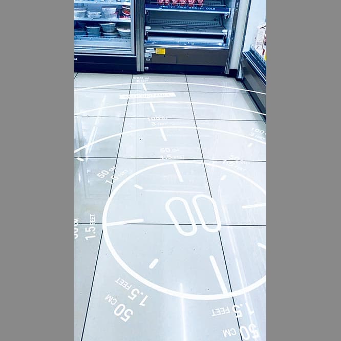 1.『Keep Distance Ruler』ソーシャルディスタンス専用スマホAR定規。
ソーシャルディスタンスを計測できるスマホ用のARウェブアプリ〈Keep Distance Ruler〉の画面。スマホをかざすことで他者との距離を測ることができる。サイトにアクセスして3Dモデルをタップするだけで、リアルな空間上に2ｍのソーシャルディスタンスがわかるAR定規を表示。公式サイト