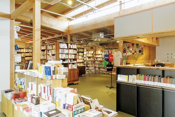本屋B&amp;B
下北沢の〈本屋B&amp;B〉が移転リニューアル。トークショーなど多彩なイベントも開催。早朝には英会話教室も。12時〜23時。英会話は6時25分〜9時30分（火・水・金）。無休。