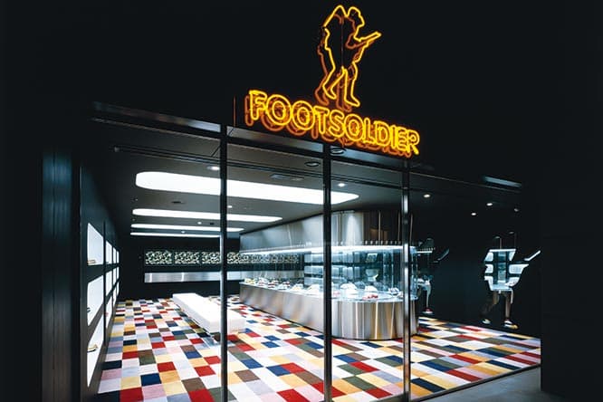 〈FOOT SOLDIER〉。ベルトコンベアーを用いた展示は、今なお新鮮だ。photo_Kozo Takayama
