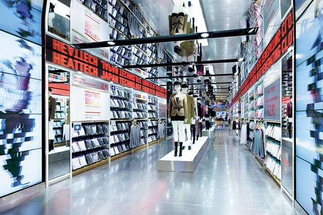 〈UNIQLO NEW YORK FIFTH AVENUE〉。広々とした空間構成やデジタルサイネージなどは、今やユニクロのシンボルに。photo_Nacása &amp; Partners Inc.