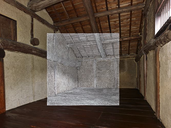ある1点から見ると、白い正方形が浮かび上がる。　SHODOSHIMA 2018©️Georges Rousse