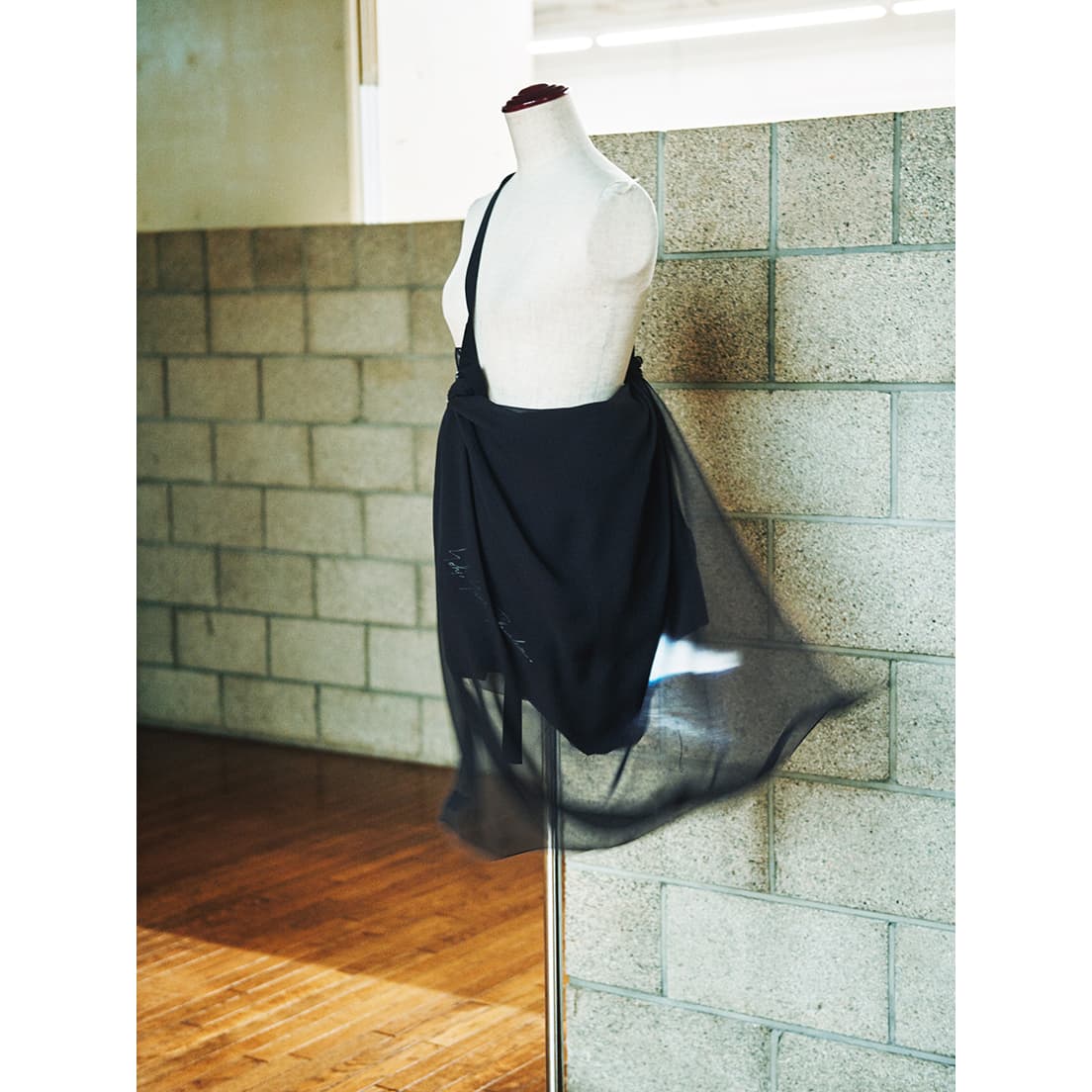 ドレープに猪瀬の作品《Romantic Depression》を配したバッグ。《Drape - Romantic Depression》Rayon (Parts:Silk) H490/W980mm。100,000円。