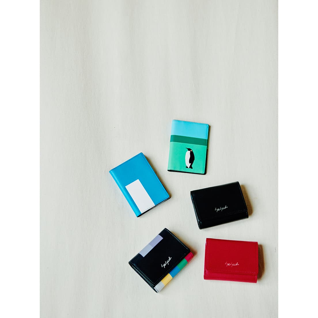 猪瀬の代表作とコラボしたスモールレザーグッズ《discord - Naoya Inose Collection》。