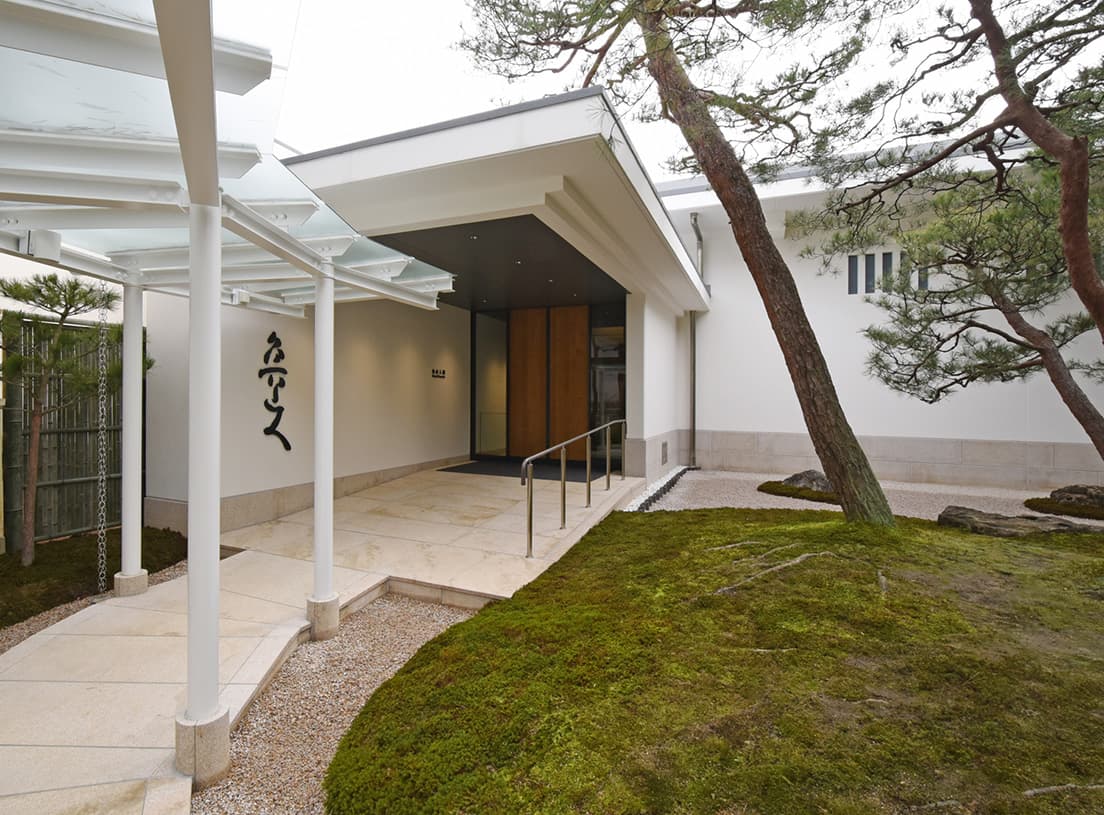 本館から繋がるように完成した〈魯山人館〉。入り口を入ってすぐには、初期を代表する篆刻作品《淡海老舗》が出迎える。