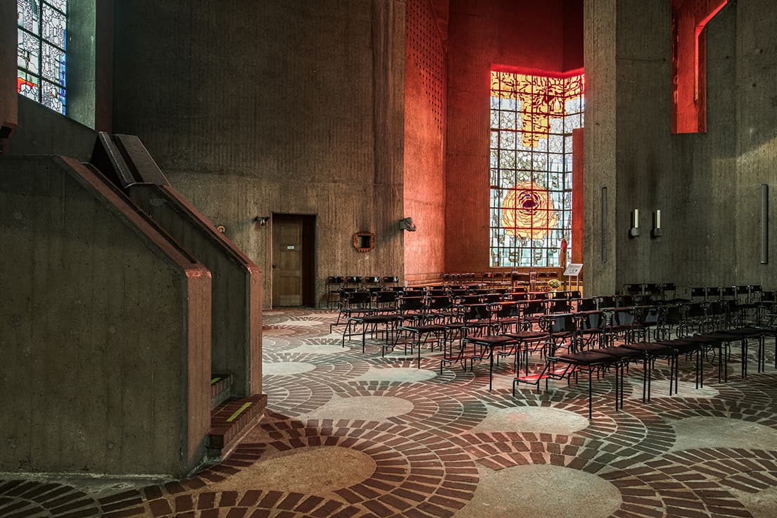 巡礼教会内のステンドグラス。Gottfried Böhm: Wallfahrtskirche „Maria, Königin des Friedens“, Neviges / 1963–68 Foto: Gregor Zoyzoyla, 2019
