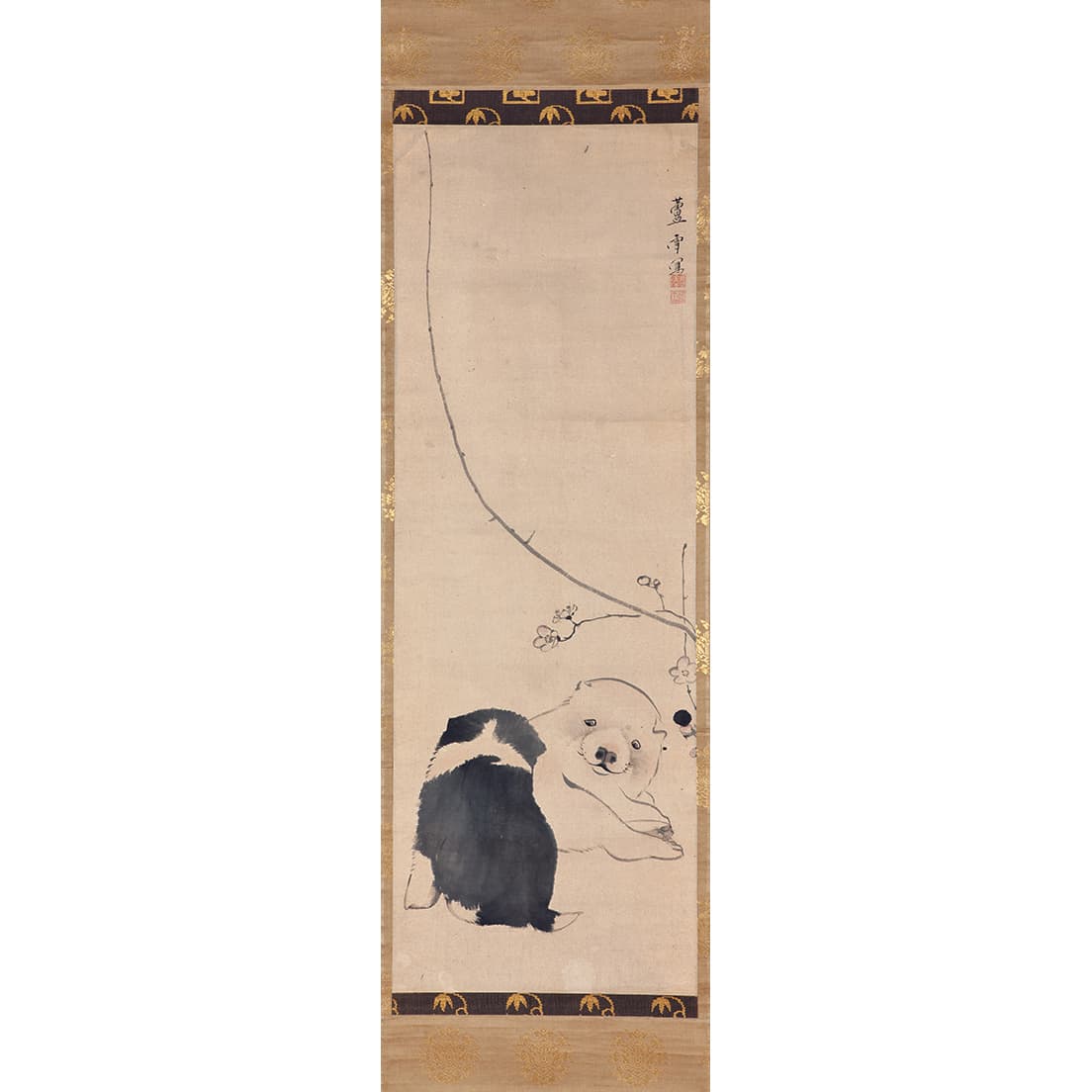 ⻑沢芦雪《梅花双狗図》（個人蔵）。応挙の一番弟子だった芦雪。難ありだったと言われる二人の師弟関係だが、仔犬への愛情は同じようだ。