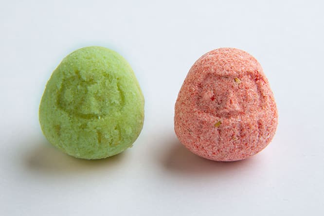 愛らしいだるまを彫った木型で打ちだした和三盆製のラムネ風干菓子「都色」。