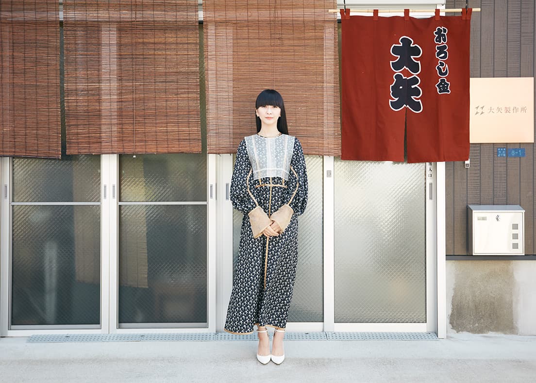 昭和3年創業の〈大矢製作所〉を訪ねたかしゆか店主。銅板に錫をひいた羽子板型のおろし金を見て、「小さな刃が両面にびっしり並んでいます。表は大根おろし、裏はワサビや生姜用。存在感がすごいです」。