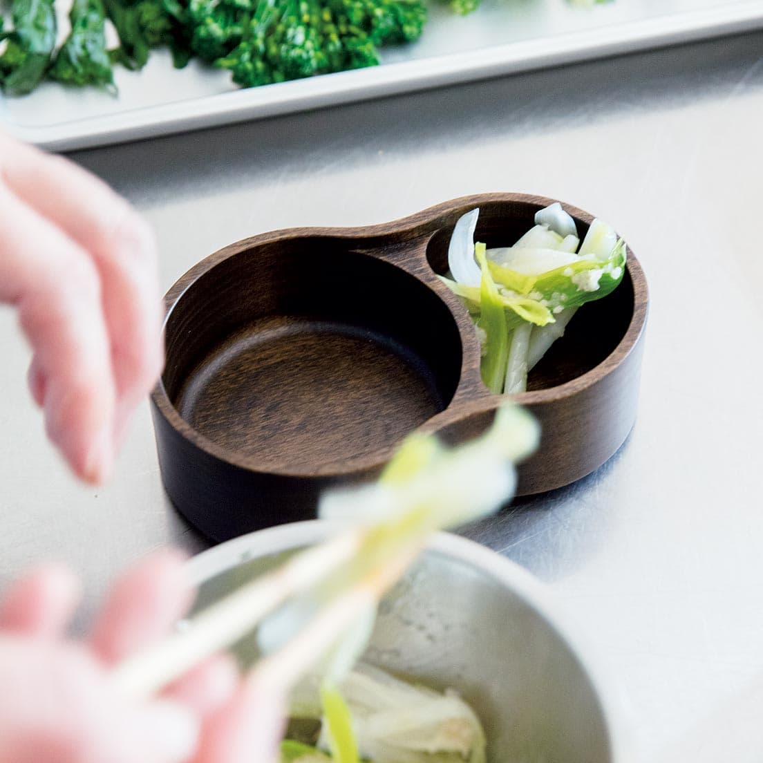 盛り付けの彩りに野菜の葉や花を使う。