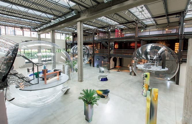 FAR _ Nilufar Depot　デザインギャラリーのニルファー・デポは、中央のスペースで新進デザイナーのグループ展『FAR』を開催。3つの風船が浮かぶ会場構成は、ジョセフ・グリマ率いるスペースキャヴィアが手がけた。