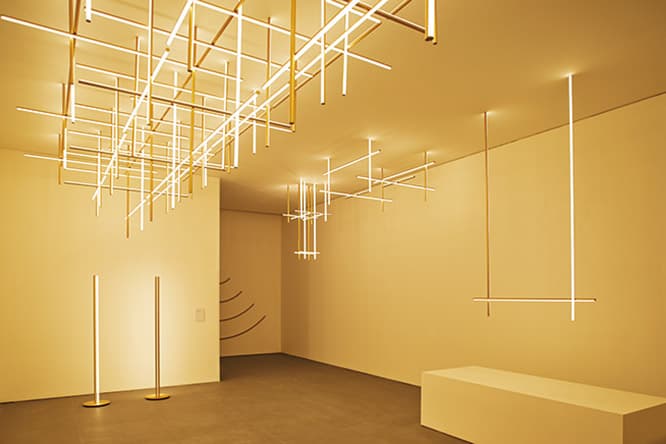 Coordinates _ FLOS / S.Project 　水平と垂直のパーツによって構成されるモジュール式照明。シャンデリアとして天井近くに設置しても、空間を仕切るようにシンプルに組み合わせてもいい。フロアライトのタイプもラインナップしている。直線のみのコンポジションでインテリアを変化させるアナスタシアデスらしいデザイン。ニューヨークのフォーシーズンズ・レストランのための照明の発展版。