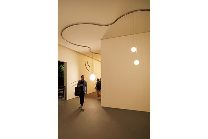 My Circuit _ FLOS / S.Project 　〈フロス〉から同時に発表された、天井を走る配線ダクトをデザインするという新発想から生まれた照明。通電したサーキットの上でクルマを走らせるゲームがインスピレーションに。