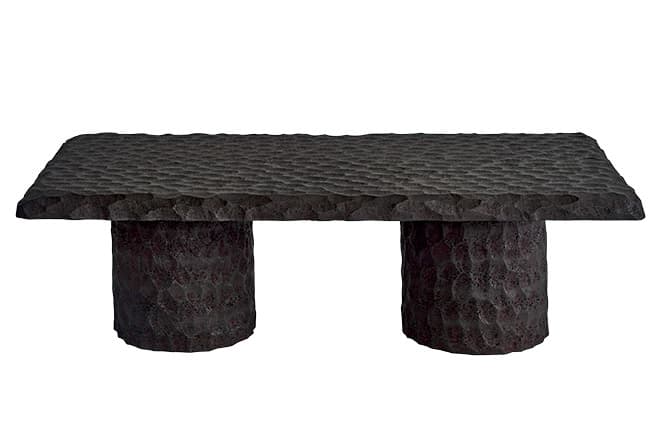 Archetype Coffee Table _ Nilufar Depot　ニルファー・デポのグループ展『FAR』で展示されたテーブルは、チップボードの表面を荒く削って、現代性とクラフト感を兼ね備えさせた。太い脚部は建築的でもある。8点のみのリミテッドエディション。©pimtop