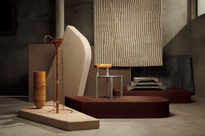 Brick’s Reflection Chair Brut _ Bodem　ブリュットの『ボデム』展で発表された椅子（中央）。普遍的なフォルムだが太古の道具のような存在感もある。土をテーマにしたこの展示では、高低差のあるステージにメンバーの作品を配置した。photo_Alexander Popelier