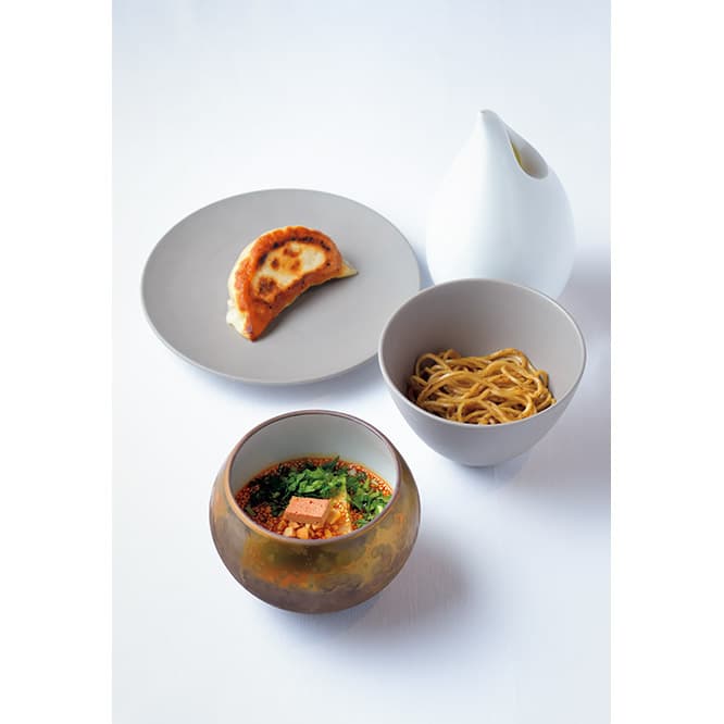 よだれ鶏、の三段活用（写真の料理は8,000円コースの一例）。タレを活用した楽しいプレゼンテーションで。