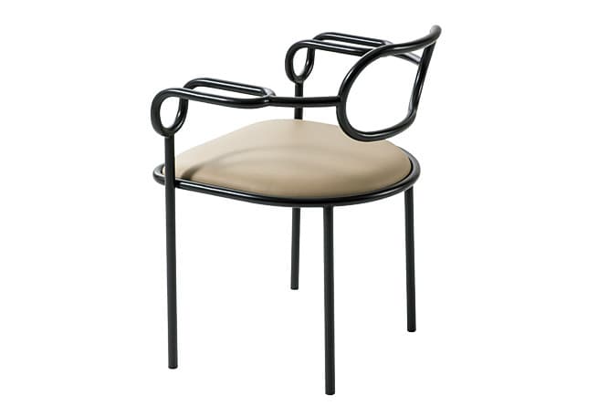 01 Chair（1979） _  Cappellini 　倉俣史朗とコラボレーションした80年代へのオマージュとして復刻したアームチェア。前脚から背もたれへとつながるスチールパイプの浮遊感が倉俣らしい。