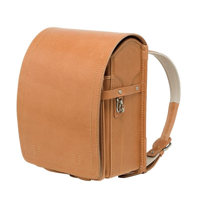 フルレザーとカバーのみレザーの2種、ブラックとの2色展開。《japanese school bag》フルレザー220,000円。
