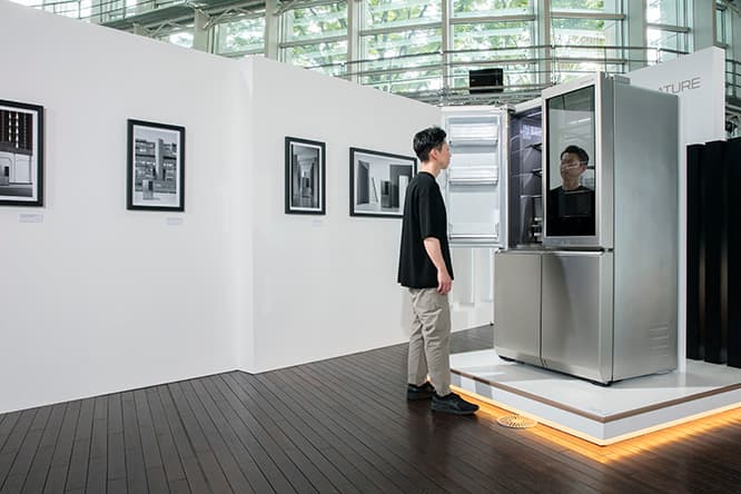 初めて〈LG SIGNATURE〉シリーズに触れる吉田直嗣。「意外と思われるかもしれませんが、家電大好きなんです」