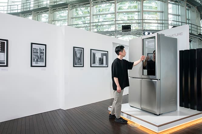 扉をノックすると内蔵照明が点灯。扉を開けずに、中の様子を確認できる《LG SIGNATURE InstaView Door-in-Door冷蔵庫》。吉田も、コンコンと軽く2回扉をノックして操作性をチェック。