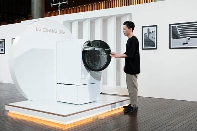 焼き物は、泥との戦いです。僕にはもってこいの洗濯機かも」と吉田も興味津々の《LG SIGNATURE DUALWash》二層ドラム式洗濯乾燥機。洗剤は自動投入、IoT対応で外出先からスマートフォンで操作可能という優れものだ。