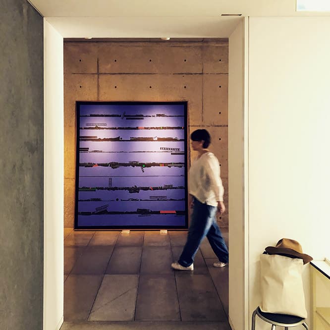入口に作品を。 　展示全体を雑誌だと思えば、エントランスを抜けて最初に目に入る作品は雑誌の「扉」ということになる。扉にはインパクトのある作品を、とこの大きな作品を置いた。「実はタイトルが”ランドスケープ・バイ”っていうんです。多分僕だけがププッと思ってます（笑）」photo_Hitoshi Okamoto