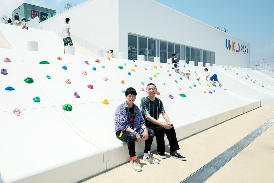 （左から）クリエイティブディレクターの佐藤可士和、建築家の藤本壮介。店舗の大屋根に沿って遊び場が設けられている。