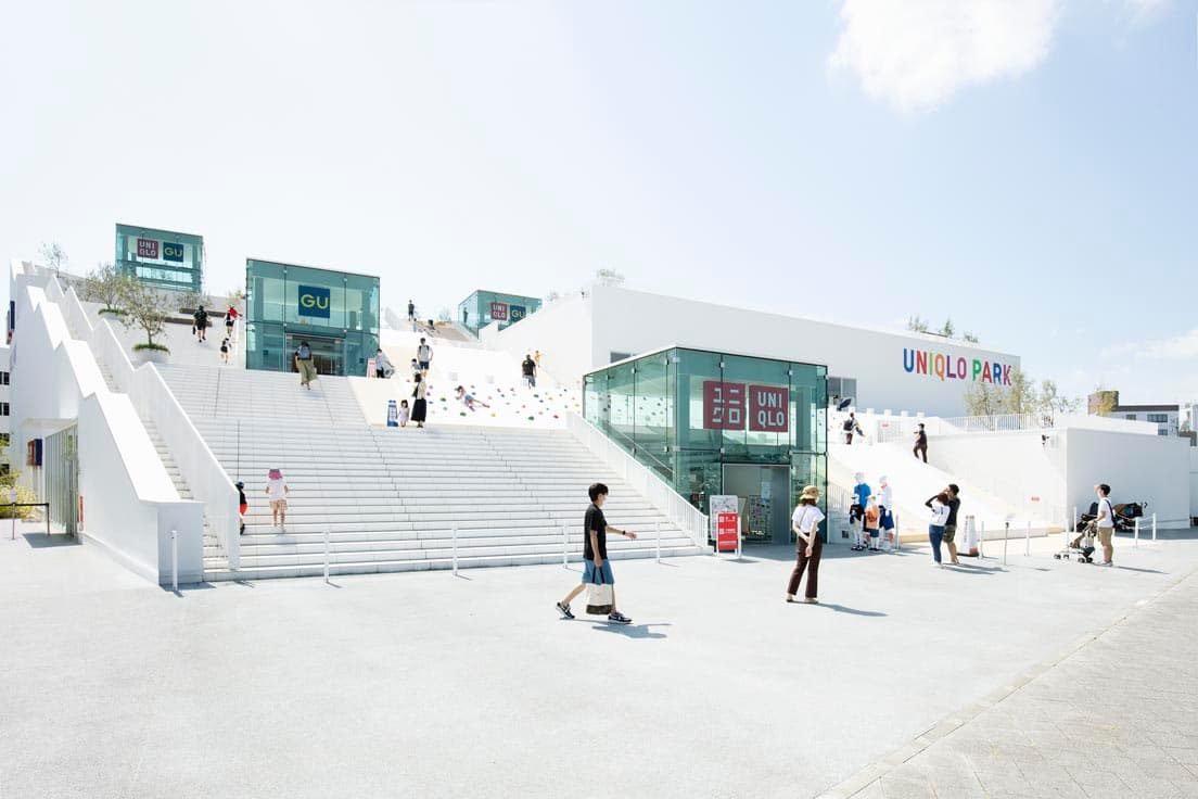 地上から直接屋根の公園部分にアクセスできる。半公共空間のある、全く新しいショップ。