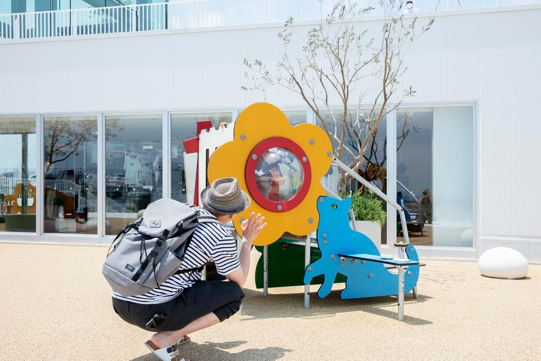 小さな子どもでも遊べる「トドラープレイエリア」。遊具などは、佐藤さんと藤本さんのコンセプトを、保育園や幼稚園など子どもの遊び場空間をつくってきたボーネルンド社が実現させている。