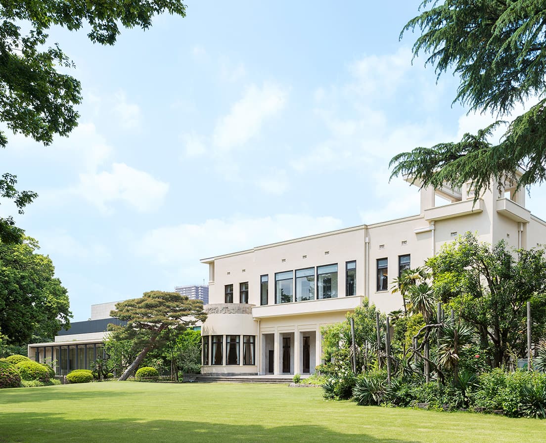 〈東京都庭園美術館〉外観南面