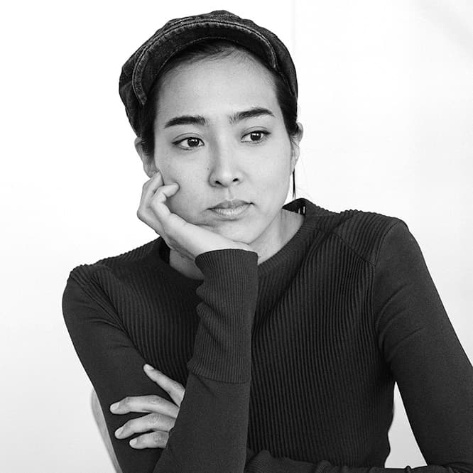 デザイナー・田村奈穂。〈アルテック〉〈パイレックス〉〈ナイキ〉などグローバルブランドの家具やプロダクトを幅広くデザイン。〈イッセイ ミヤケ〉では過去に《L’EAU D’ISSEY》の香水パッケージのデザインも手がけている。photo_Laurel Folio