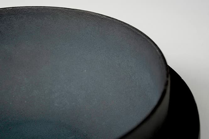 南部鉄器の鉄釜。内側は900度以上の高温で焼き付ける「釜焼き」という、南部鉄瓶特有の技術によるもの。