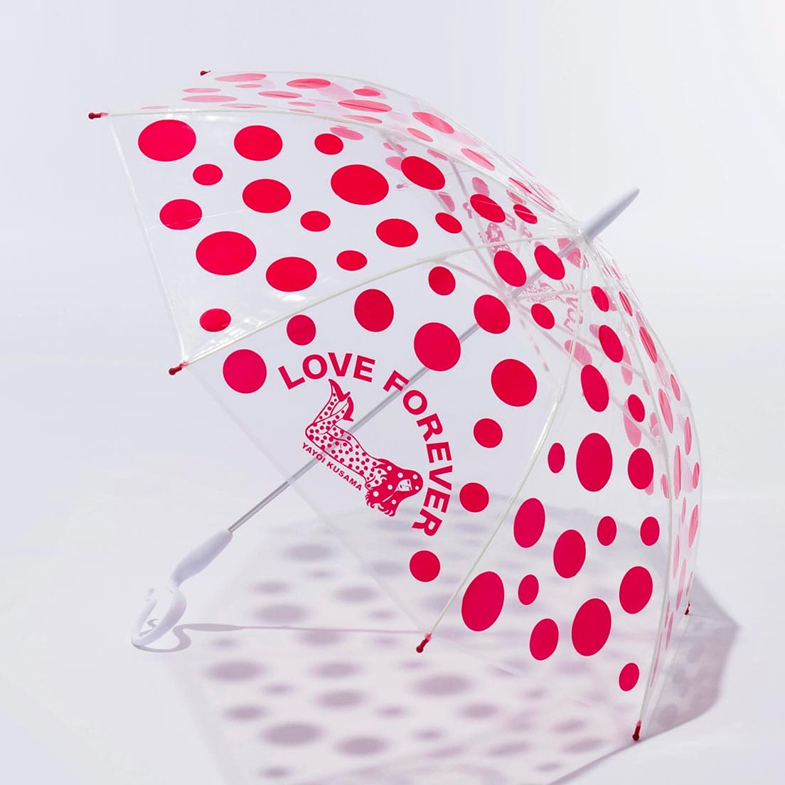 《草間彌生 アンブレラ LOVE FOREVER（赤）》。全長85.5cm。3,740円。